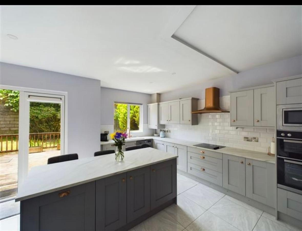 Apartamento Deluxe Dwelling - 15 Mins From Cork City/Airport Exterior foto